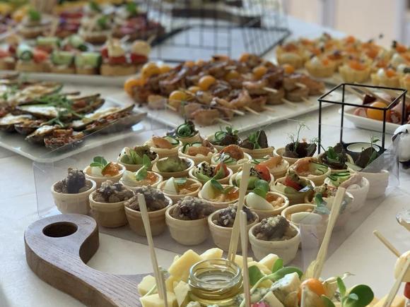 Фуршетный сет премиум с горячими закусками на 10 персон в Новосибирске